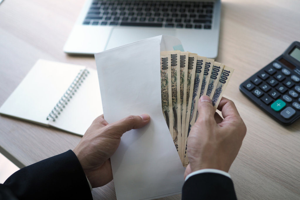How do you calculate net salary in Latvia?